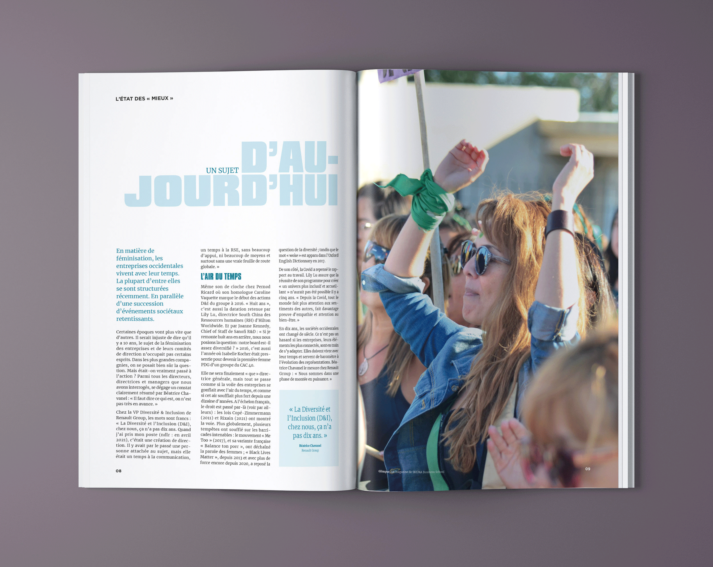 Un magazine présente un article en français sur la page de gauche et, sur la page de droite, une photo d'un événement en plein air, où l'on voit une femme avec des lunettes de soleil et un foulard vert au poignet, les bras levés au milieu de la foule.