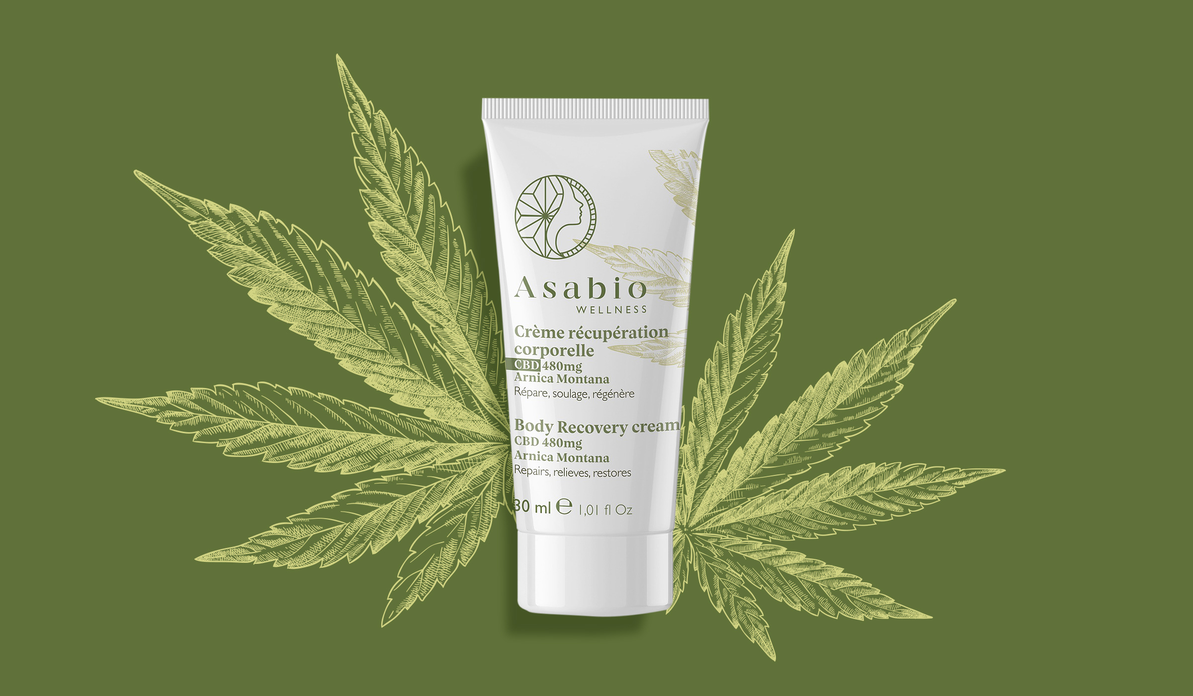 Un tube de crème de récupération pour le corps Asabio se tient droit sur un fond vert, entouré de feuilles de cannabis illustrées, reflétant l'identité de la marque. La crème est étiquetée comme contenant du CBD et de l'Arnica Montana pour la récupération du corps.