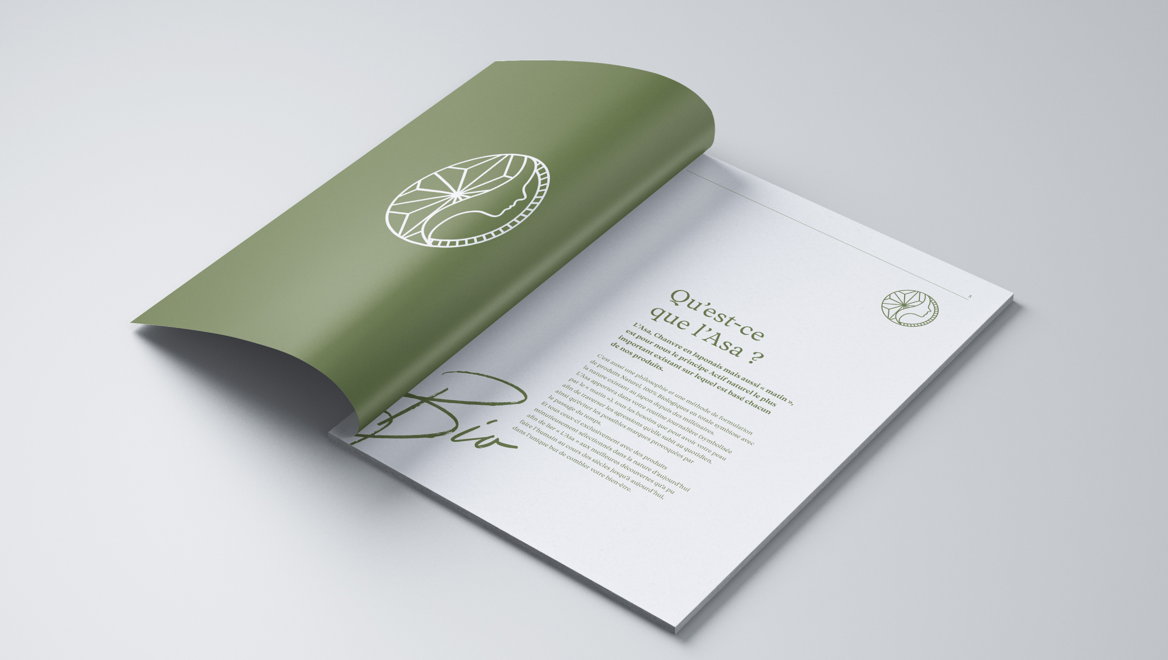 Un livret vert portant le logo d'une feuille circulaire blanche est partiellement ouvert, révélant une page intitulée "Qu'est-ce que l'Asa ?" en français. Le design épuré et minimal met en évidence l'identité de la marque par l'utilisation répétée du logo.