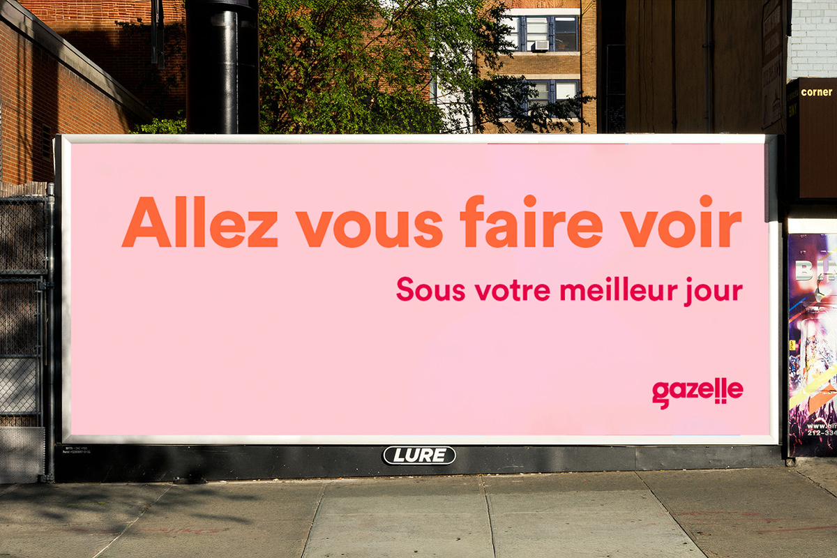 Un panneau d'affichage rose de l'agence média gazelle indique "Allez vous faire voir" en gros caractères orange et "Sous vous votre meilleur jour" en dessous, avec le logo de la gazelle en bas à droite. Le panneau d'affichage se trouve sur un trottoir animé de la ville.