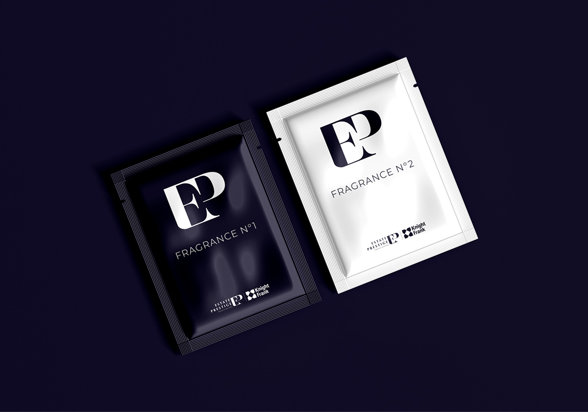 Deux sachets rectangulaires sur fond sombre, l'un noir, l'autre blanc, étiquetés "EP FRAGRANCE N°1" et "N°2". Tous deux portent les initiales "EP" en gras, reflétant la précision du développement de site web sur mesure dans leur design épuré.