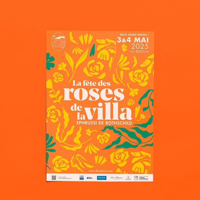 Une affiche orange vibrante avec des illustrations florales jaunes et sarcelles met en valeur la Création d'identité de marque pour "La fête des roses de la villa Ephrussi de Rothschild", qui aura lieu les 3 et 4 mai 2025, 14e édition.