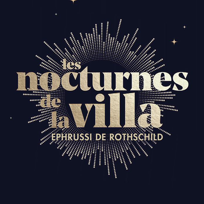 Le texte en or se lit "Les Nocturnes de la Villa Ephrussi de Rothschild" sur un fond sombre, rehaussé par un éclat de points d'or et d'étoiles éparses - un exemple élégant de création d'identité de marque.