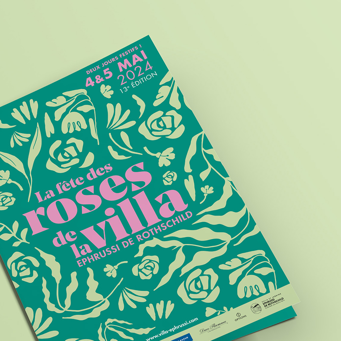 Une affiche d'événement verte avec un texte rose et blanc présente la Création d'identité de marque pour "La fête des roses de la villa Ephrussi de Rothschild" les 4 et 5 mai 2024. L'arrière-plan présente un motif floral avec des roses et des feuilles.
