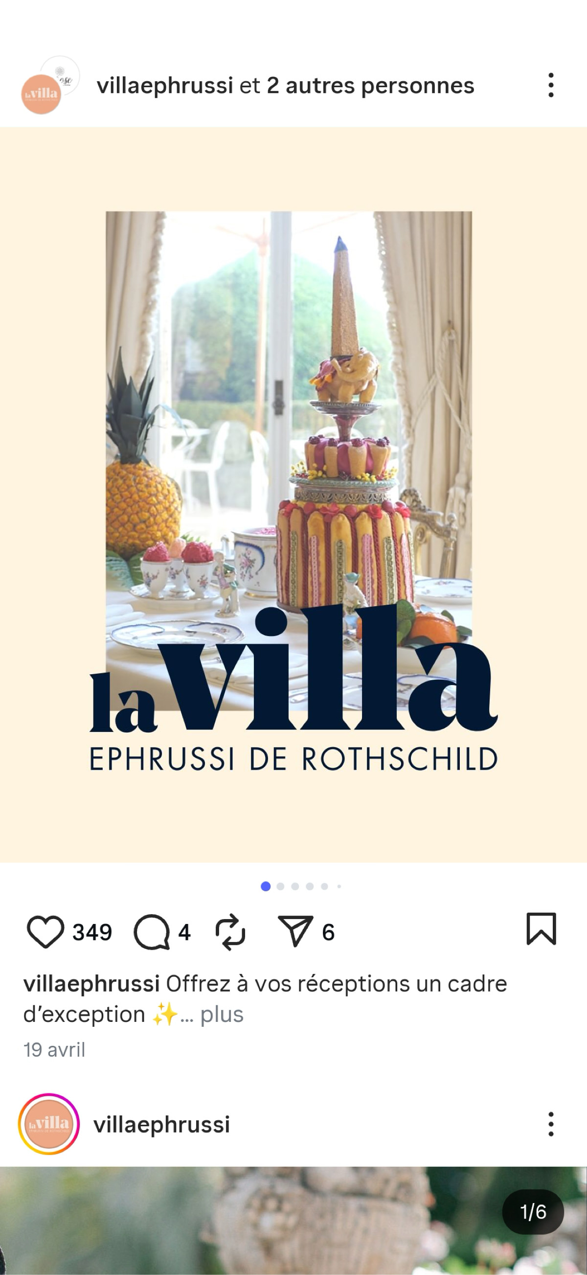 Un gâteau coloré et orné, garni de fruits, est posé sur une table près d'une fenêtre, flanqué d'un vase de fleurs blanches et d'un ananas - une scène étonnante reflétant l'art de la création d'identité de marque. Le texte se lit comme suit : "La Villa Ephrussi de Rothschild.