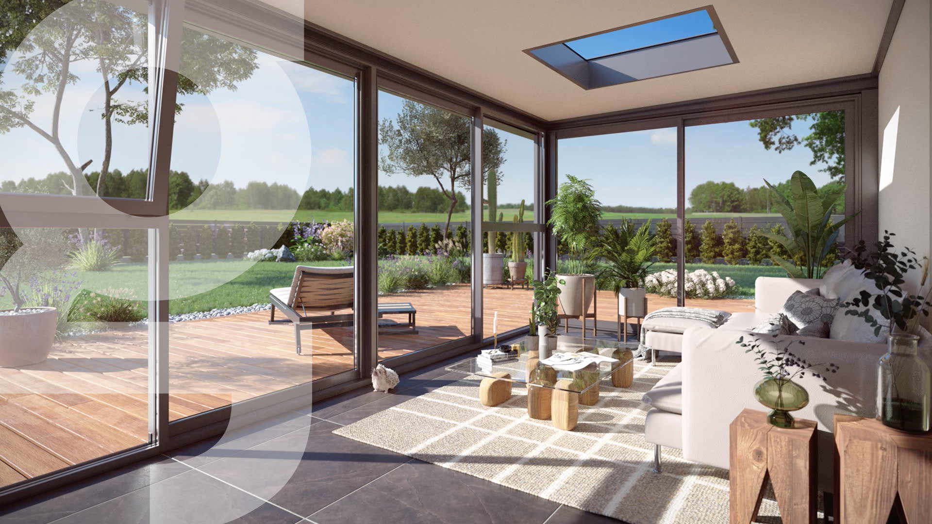 Un salon moderne avec de grandes portes coulissantes en verre s'ouvre sur un patio en bois. L'espace comprend des meubles blancs, des plantes d'intérieur, un puits de lumière et une lumière naturelle abondante avec vue sur un jardin verdoyant à l'extérieur.