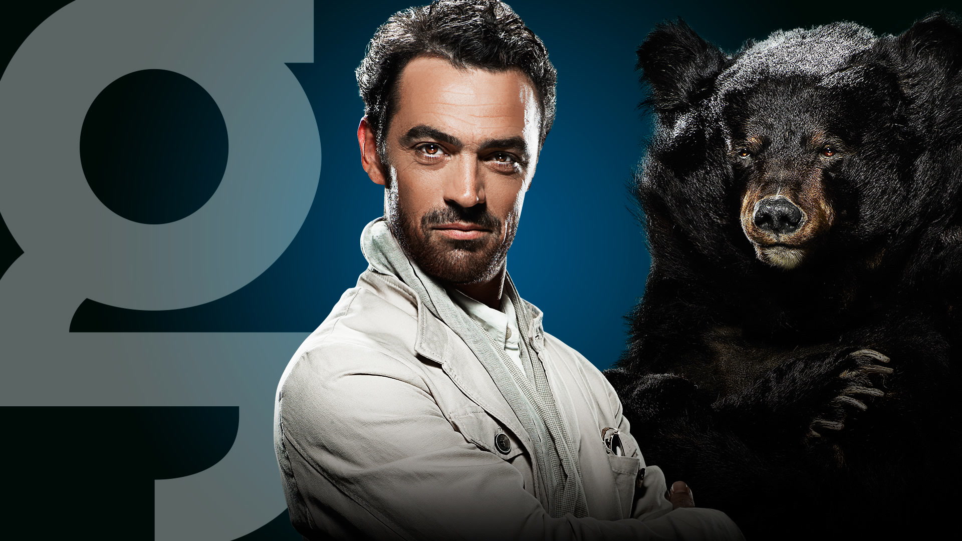 Un homme sûr de lui, vêtu d'une veste légère, se tient à côté d'un grand ours noir sur un fond bleu foncé, avec une grande lettre stylisée "g" partiellement visible sur la gauche.