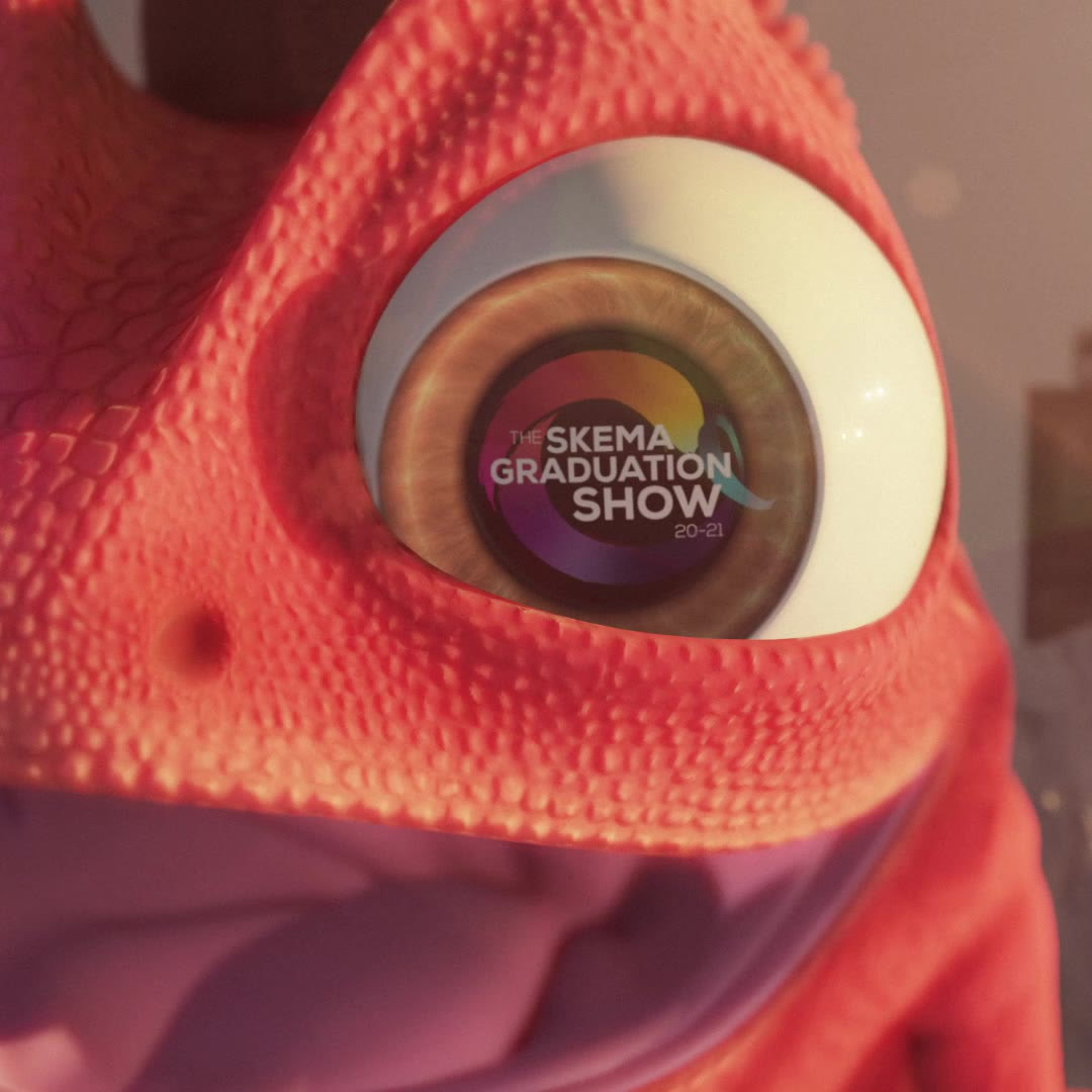 Gros plan sur le visage d'une statue de caméléon rose avec le logo "The SKEMA Graduation Show 20-21" reflété dans son grand œil blanc.