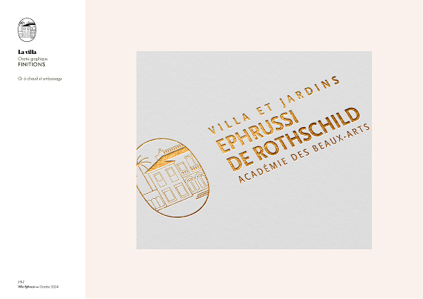 Logo en relief doré pour "Villa et Jardins Ephrussi de Rothschild Académie des Beaux-Arts" représentant une villa et un palmier illustrés sur un fond blanc texturé, dans le cadre d'une création d'identité de marque.