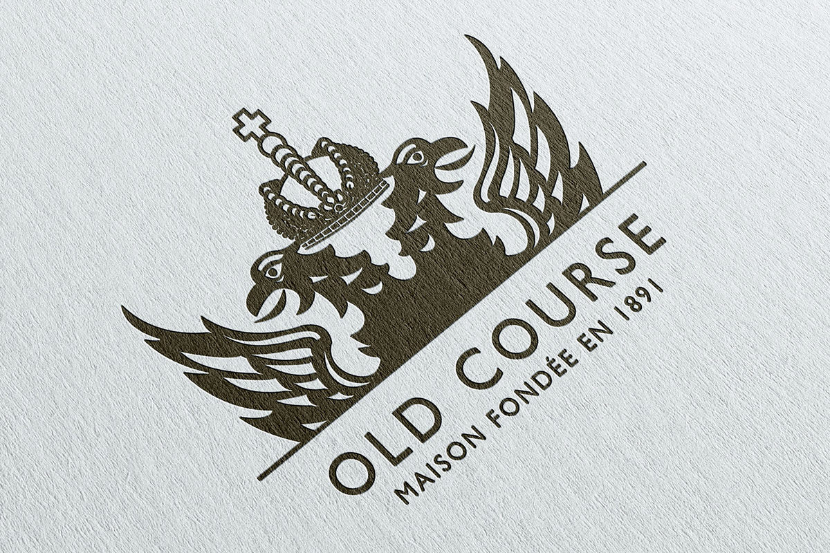 Le logo du Golf Old Course de Mandelieu sur une carte de visite en gros plan