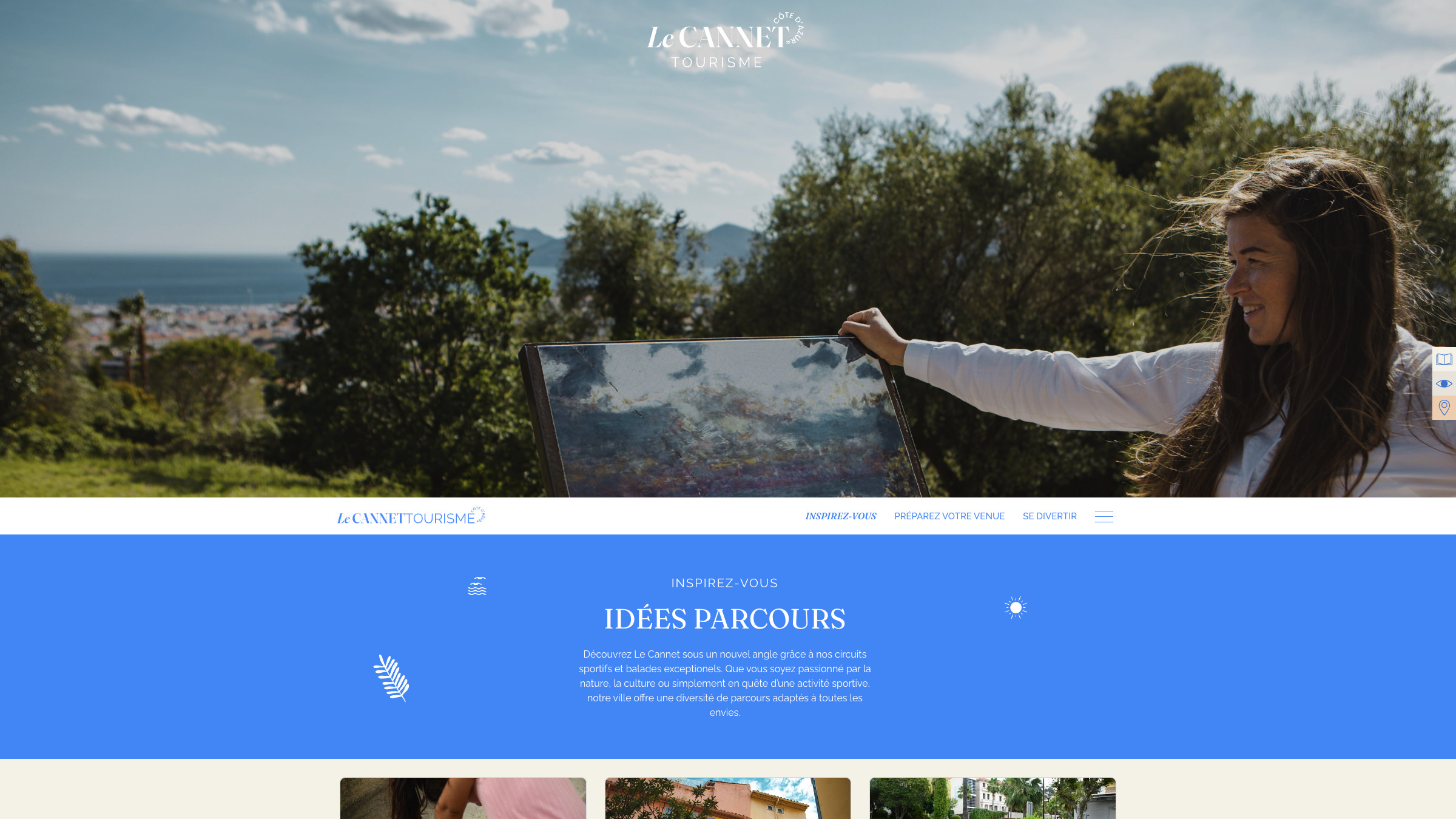 Une femme se tient à l'extérieur, tenant et peignant sur une toile avec un paysage pittoresque et verdoyant et des collines en arrière-plan - une scène parfaite pour l'inspiration dans la création site internet tourisme sous un ciel partiellement nuageux.