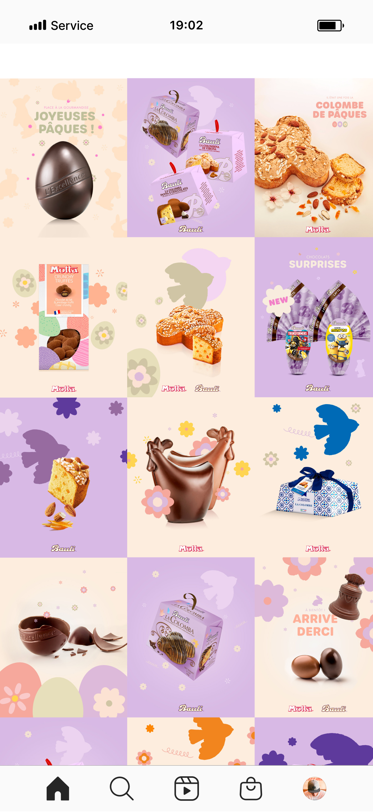 Une grille Instagram au thème pastel présente des chocolats, des gâteaux et des friandises de Pâques dans des emballages festifs, rehaussés par une délicate stratégie de community management avec des motifs floraux, des lapins et des phrases françaises comme "Joyeuses Pâques" sur un fond clair.