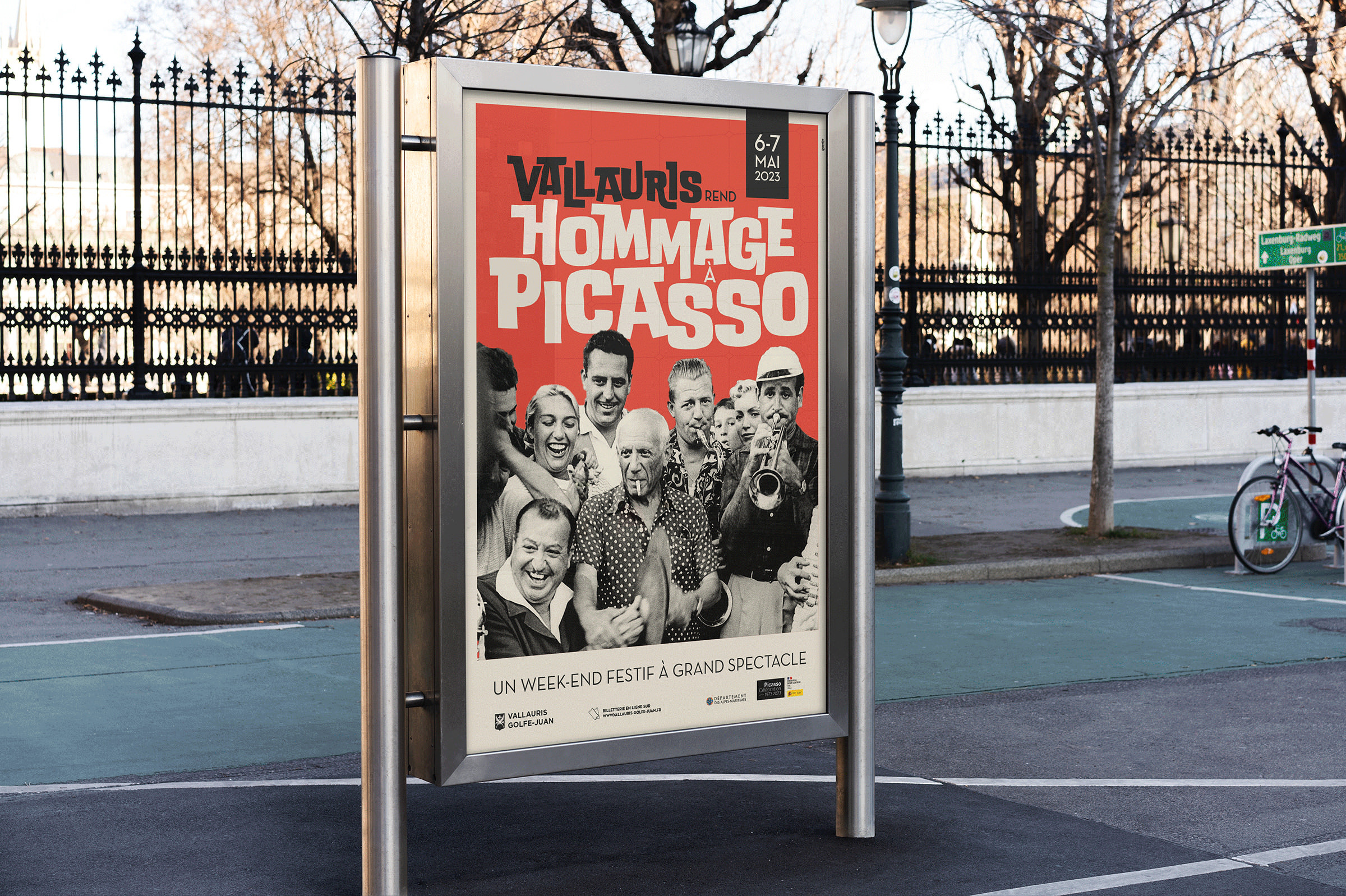 Une affiche de rue pour "Vallauris Hommage Picasso" utilise la communication événementielle avec des photos en noir et blanc de musiciens et d'artistes souriants sur un fond rouge, pour promouvoir l'événement des 6 et 7 mai 2023 à Vallauris, en France.