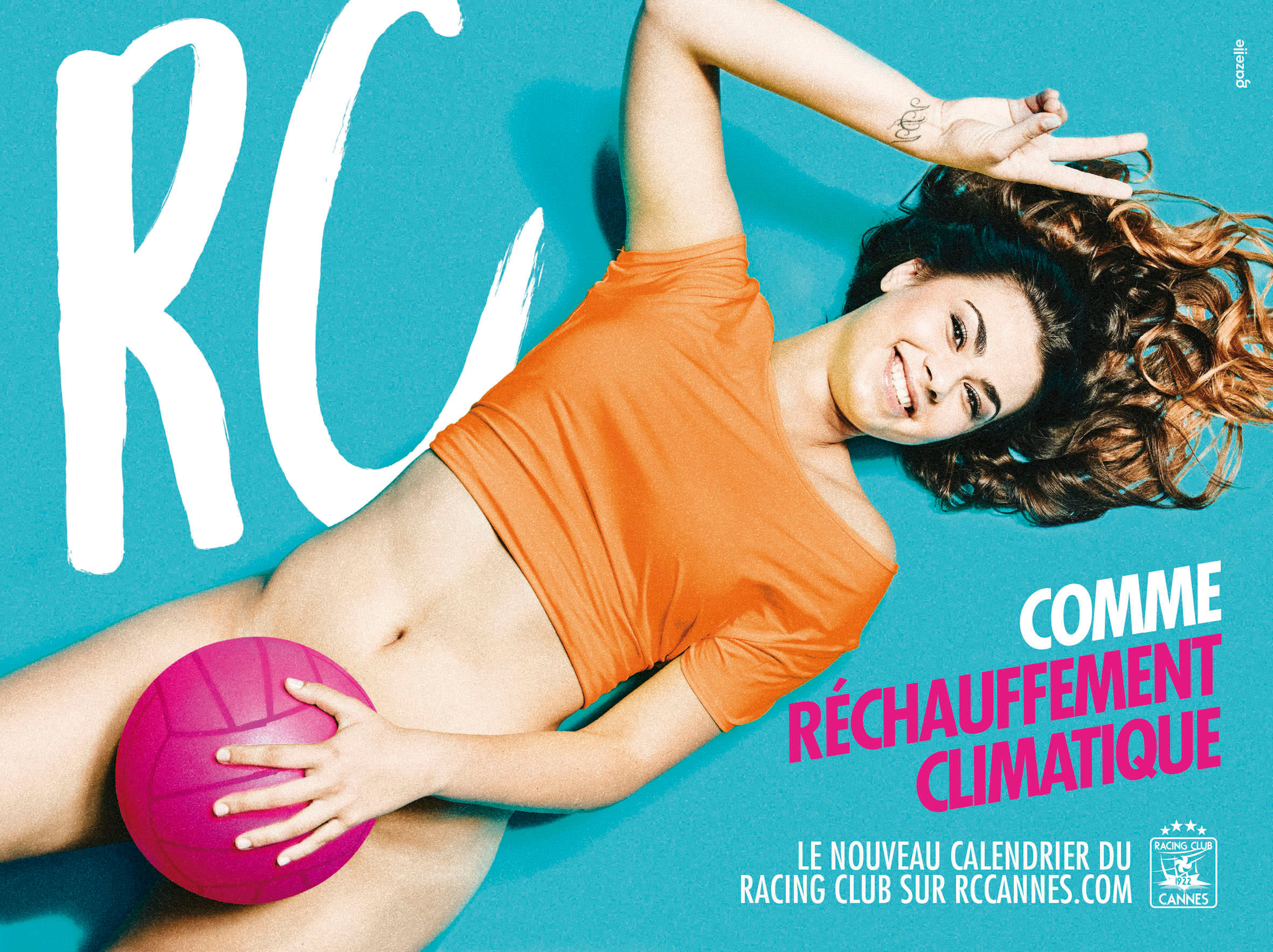 Une femme souriante, vêtue d'une chemise orange et d'un short gris, est allongée sur un sol bleu et tient un ballon de volley-ball rose. Un texte en gras blanc et rose indique : "RC comme réchauffement climatique", pour promouvoir le calendrier du Racing Club de Cannes réalisé par une agence créative.