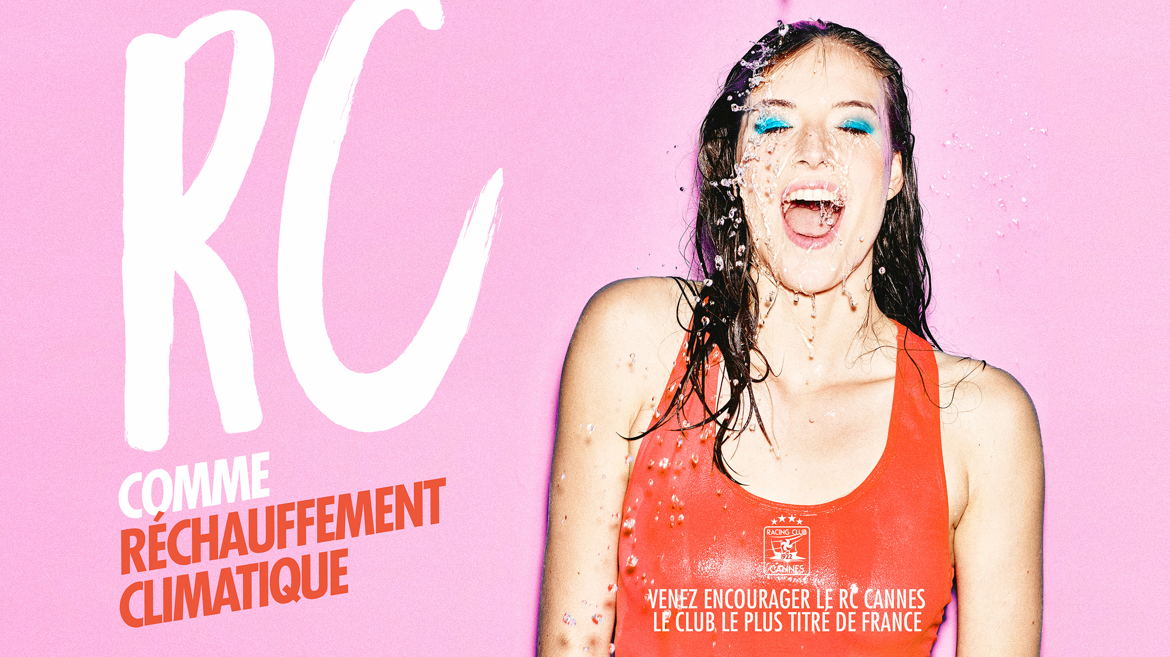 Une femme en débardeur rouge, mouillée par des éclaboussures d'eau, sourit la bouche ouverte sur un fond rose. Un grand texte blanc et orange en français indique : "RC comme réchauffement climatique". Idéal pour une agence de communication Cannes.