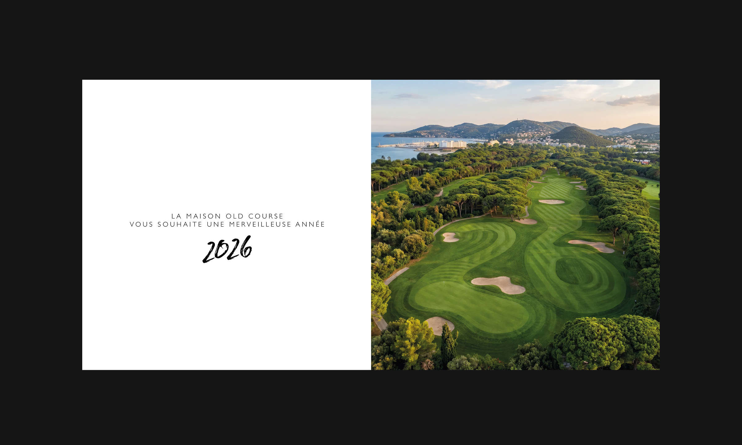 Vue aérienne d'un parcours de golf en bord de mer, accompagnée d'un texte en français souhaitant une merveilleuse année 2026, qui constitue une image de marque raffinée.