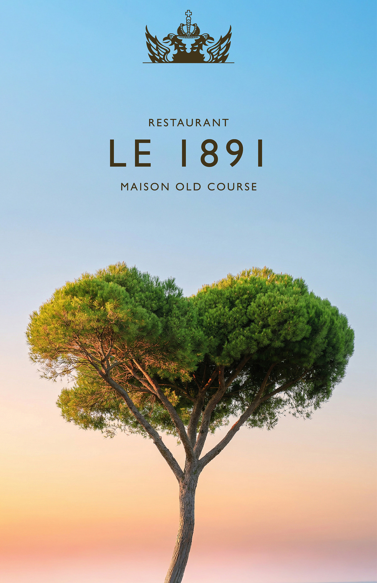 Logo du restaurant « Le 1891 Maison Old Course » au-dessus d'un arbre en forme de cœur sur fond de ciel dégradé, mettant en valeur l'identité de la marque.