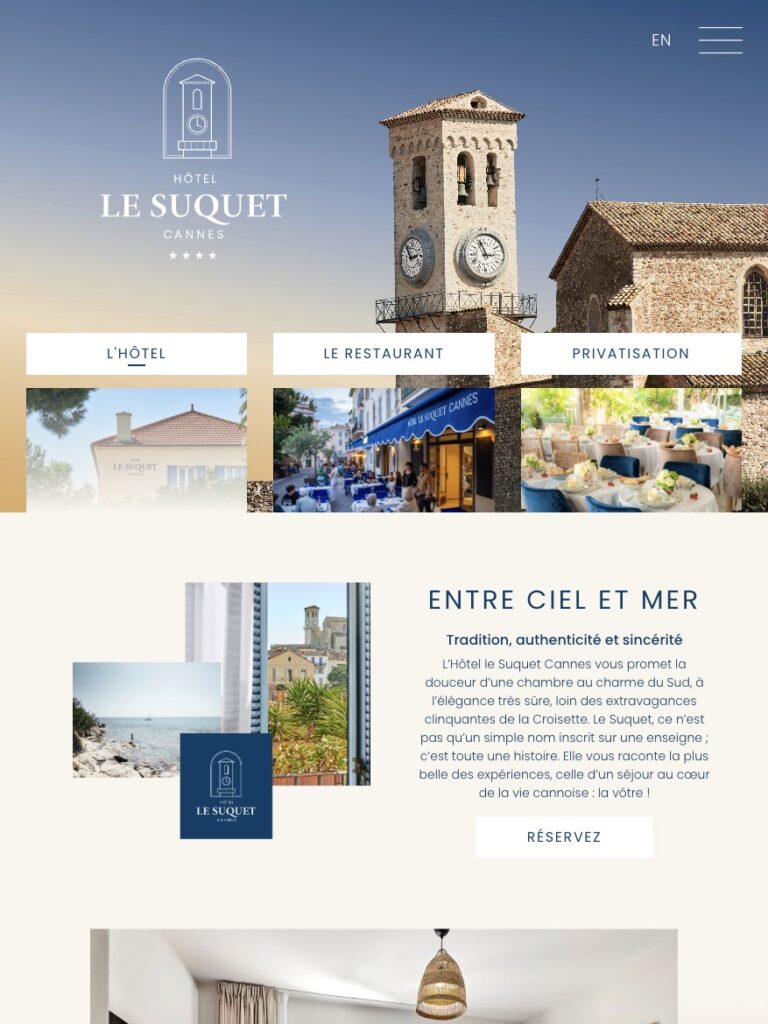 En-tête du site web de l'hôtel Le Suquet à Cannes, comportant le logo de l'hôtel, une tour horloge et des boutons de navigation vers les rubriques « Hôtel », « Restaurant » et « Événements privés », suivis d'un texte descriptif et d'un bouton de réservation.