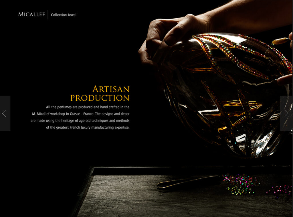 Une personne décore un grand vase en verre avec des motifs de perles dorées et colorées sur un fond sombre, à l'image du savoir-faire artisanal qui se cache derrière chaque création de site internet.
