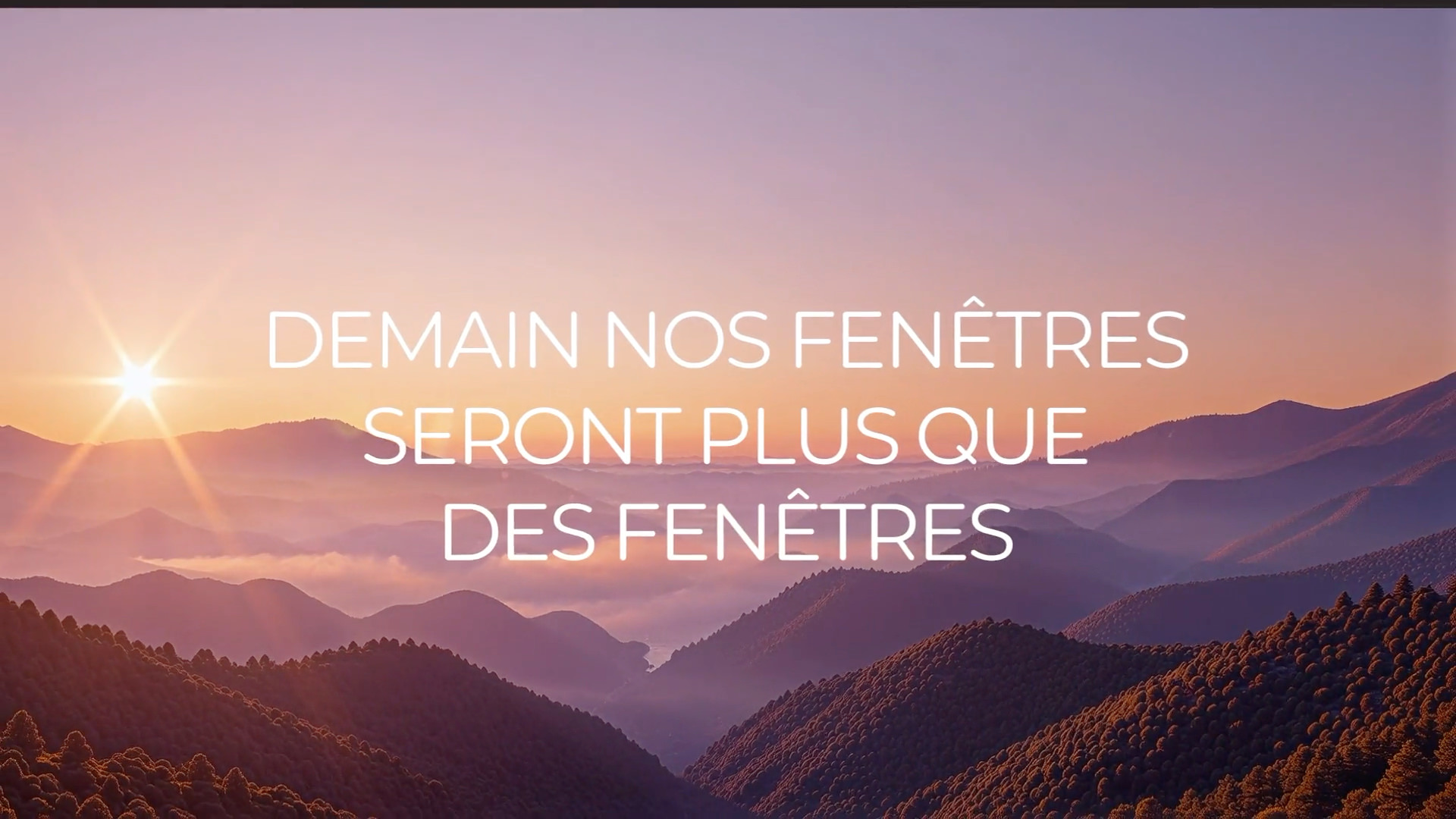 Lever de soleil sur des montagnes brumeuses, avec un ciel aux teintes douces d’orange et de violet. Au centre, une inscription en français indique : « DEMAIN, NOS FENÊTRES SERONT PLUS QUE DES FENÊTRES. ».
