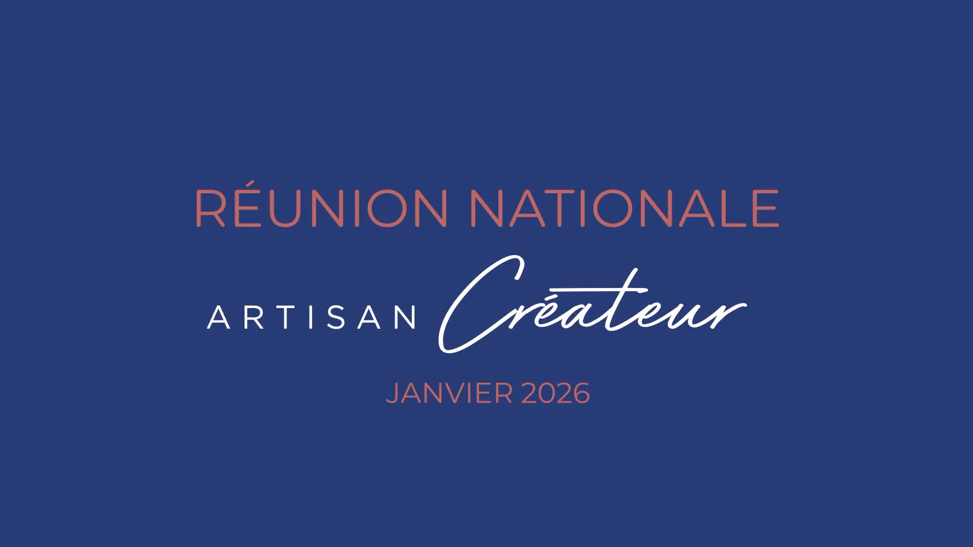 Fond bleu avec le texte : « RÉUNION NATIONALE DES ARTISANS CRÉATEURS JANVIER 2026 » en différentes polices et couleurs.