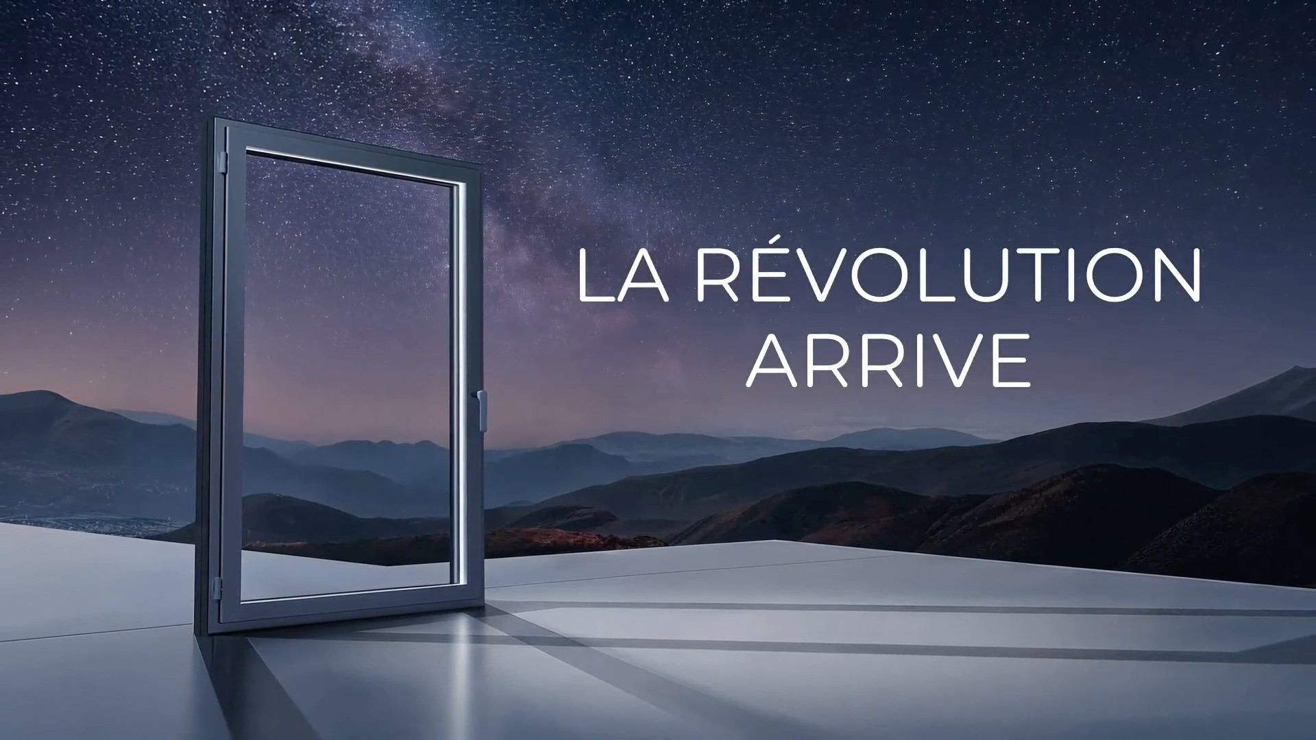 Une porte ouverte se dresse sur une plate-forme aux lignes épurées, donnant sur les montagnes sous un ciel étoilé. Le texte en français indique : « LA RÉVOLUTION ARRIVE. ».