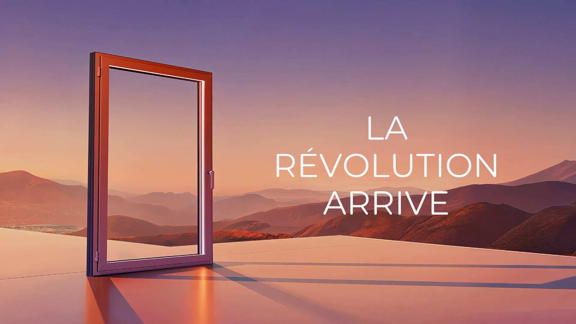 Une fenêtre ouverte se détache sur une surface plane, avec vue sur les montagnes au coucher du soleil. À droite, on peut lire en français : « LA RÉVOLUTION ARRIVE. ».