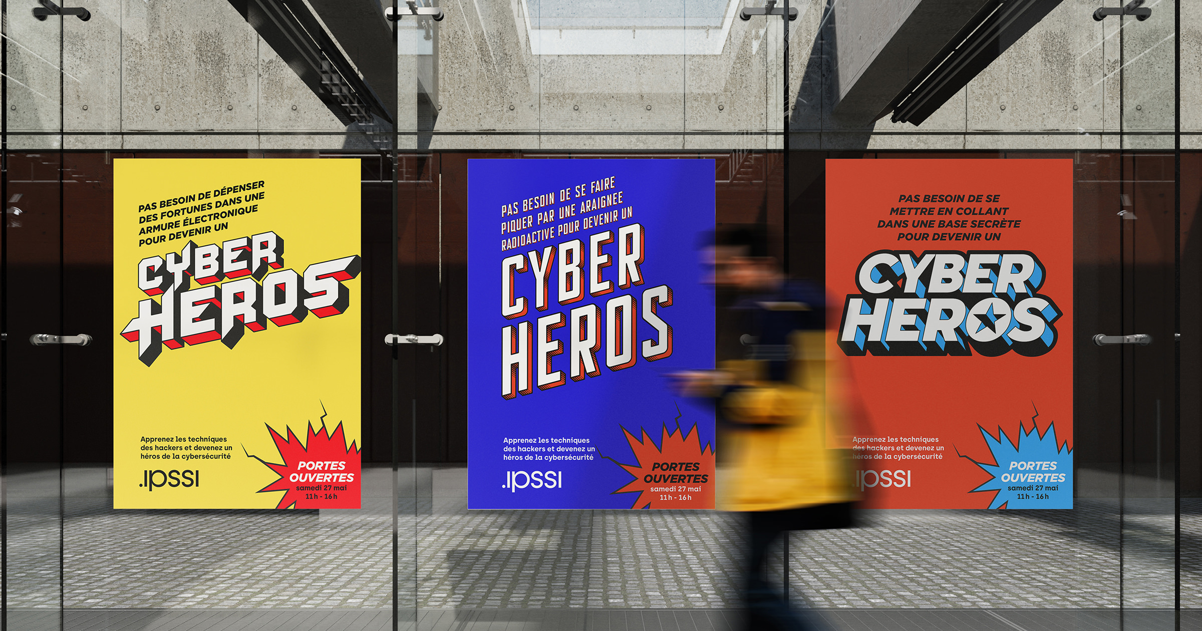 Trois affiches annonçant une journée portes ouvertes organisée par l'IPSSI sur la cybersécurité dans l'enseignement supérieur, le 27 mai, sont accrochées sur une paroi vitrée, tandis qu'une personne passe au premier plan.